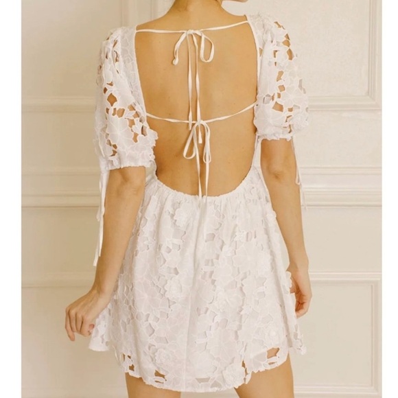 Storia Mini Dress White Lace Large Plunge Neckline V-neck Backless Eyelet - Picture 2 of 12